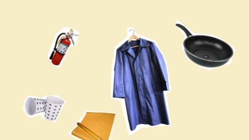 Eine Collage mit Regenjacke, Zahnseide, Pfanne, Pappbechern, Backpapier und Feuerlöscher.