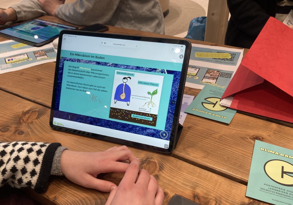 Ein Tablet mit offener Kursseite des Klima Campus.