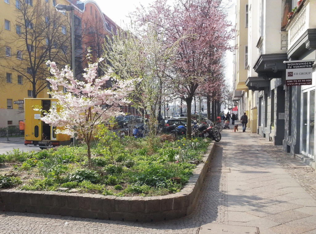 Stadtbeet mit blühenden Bäumen in Berlin-Kreuzberg.
