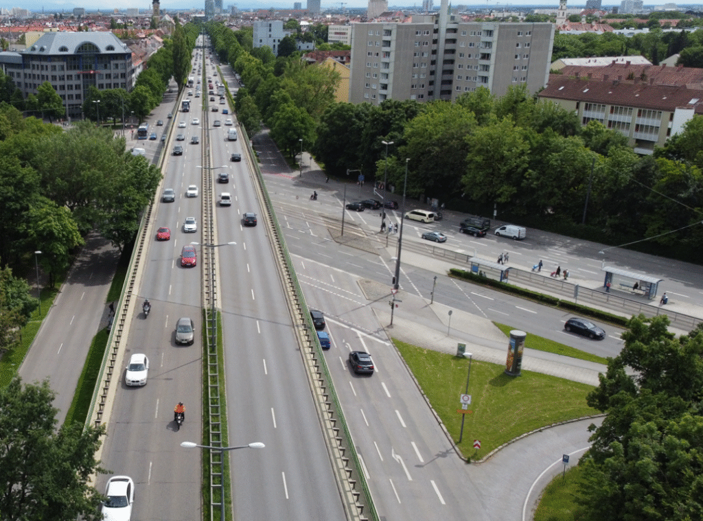 Blick auf eine mehrspurige Straße mit Abzweigungen.
