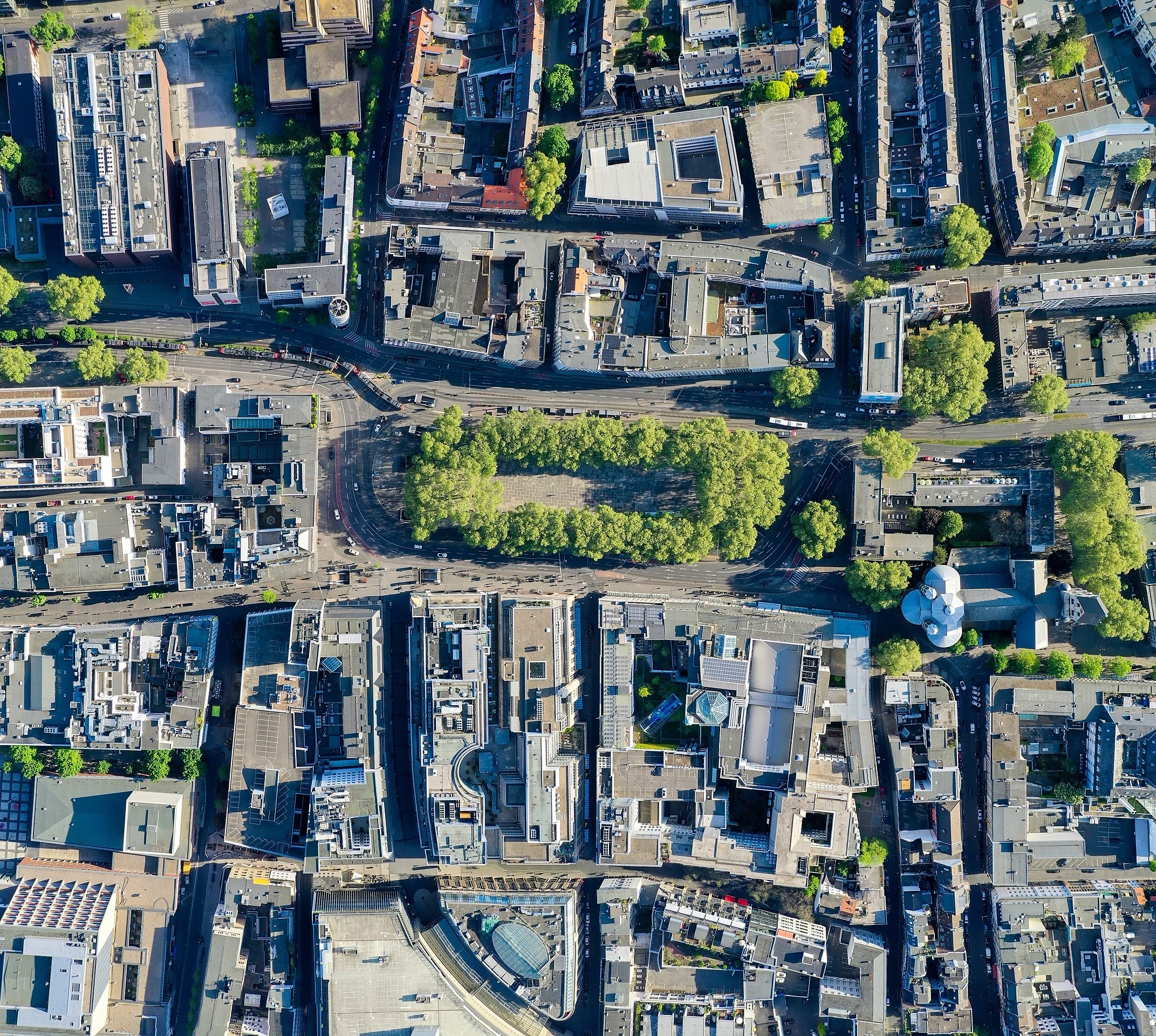 Luftansicht auf einen Bezirk in Köln mit Straßenzügen, Grünanlagen und Häusern.